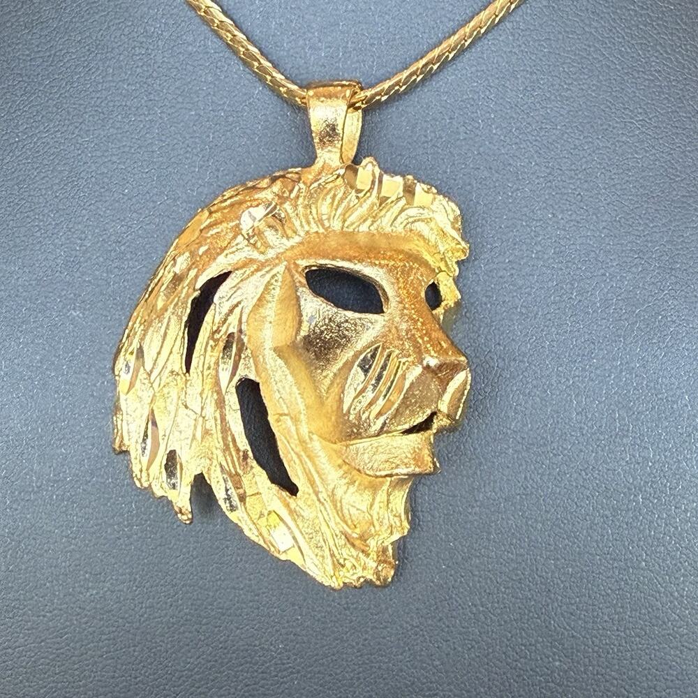 Vintage LION HEAD Gold Tone Diamond Cut Pendant On 19” Chain Necklace